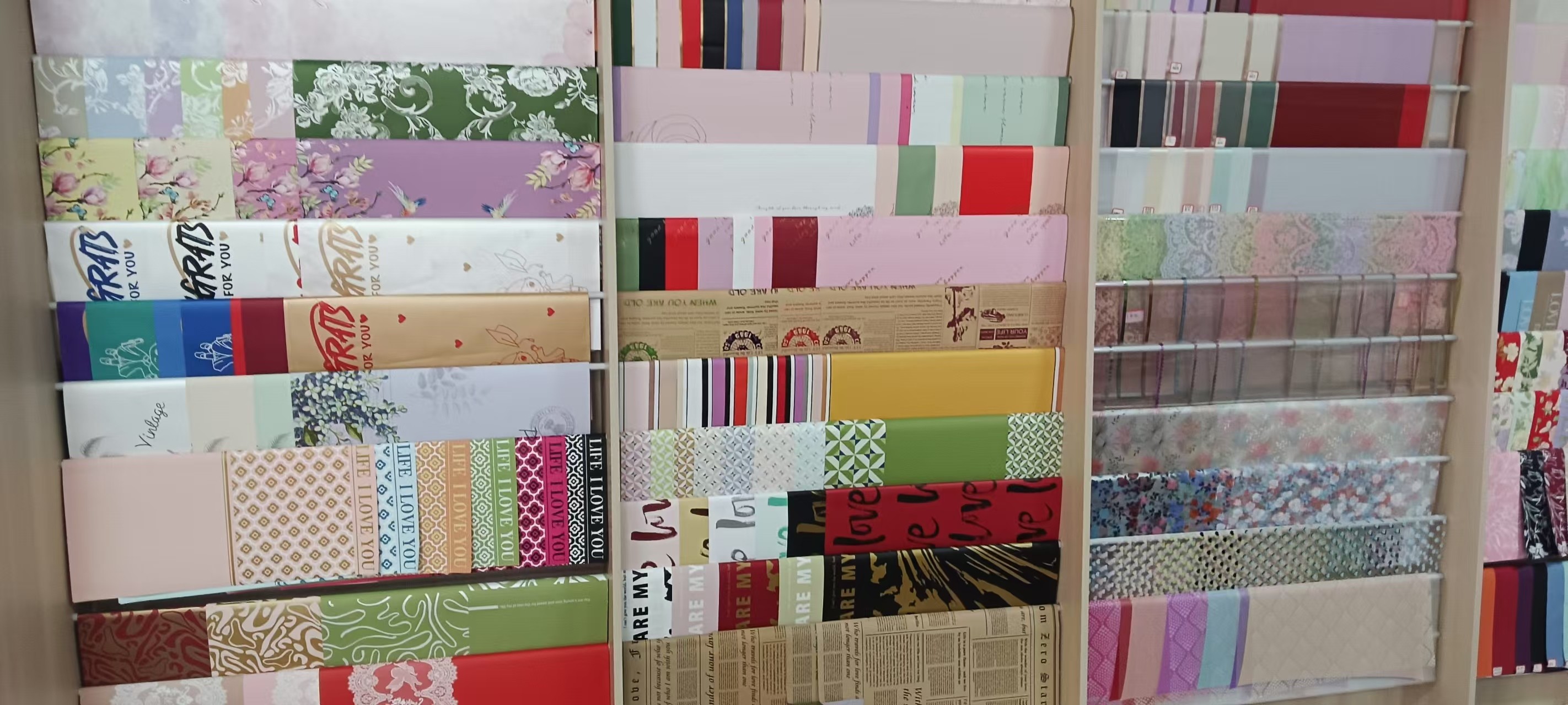 De laatste bedrijfszaken over We bezochten de fabriek voor het verpakken van bloemenpapier.
