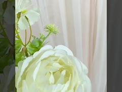 Simulatie van rozenboeket, zijdebloem, plastic bloem, nepbloem, woonkamerversiering met één tak