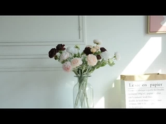 Hoogwaardige huizen in noordelijke stijl met drie koppen van een kunstmatige lotusbloem in de woonkamer.