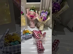 Valentijnsdag en Middenherfstfeest cadeautjes: Kuromi poppen, rozenboeketten, zeep, bloemen, zonnebloem