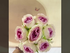 Kunstbloemen in de stijl van een roos met vazen, handgemaakte boeketten, Valentijnsdag fotosessies, en