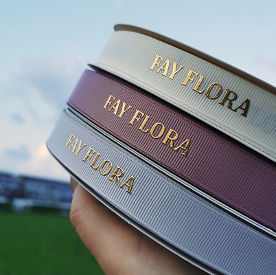 Goede prijs. 3D Goud Gedrukte Logo Polyester Ribbon For Single-Lint van het Gezichtssatijn voor Haartoebehoren online