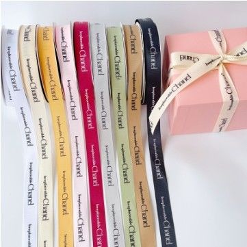 Goede prijs. Hoge vasthoudendheid en solide kleur decoratie enkel gezicht polyester cadeau wrap lint met geweven technieken in aangepaste kleur online