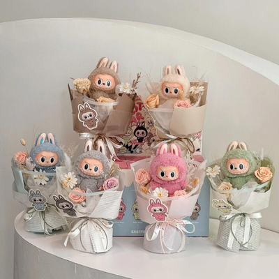 Goede prijs. Leuke afgeronde Labubu Plush Pop Bouquet Labubu Plush Pop met echte bloemen Verjaardagscadeau Boutique Groothandel online