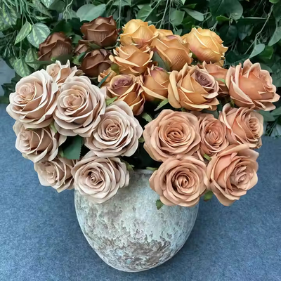 Goede prijs. Simulatie van een enkele roos met 9 bloemen en kunstmatige rozentakken voor bruiloftversiering en foto-requisiten online