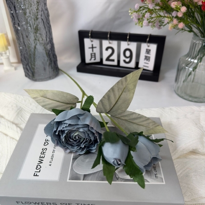 Goede prijs. Decoratieve bloemen met kunstmatige rozenverzieringen online