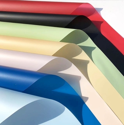 Goede prijs. Vloerenpapier met een vaste kleur, mat, in papier ingepakt, papier voor het verpakken van bloemen, bloemenwinkelboeket, waterdicht verpakkingspapier, halfdoorzichtig plastic papier online