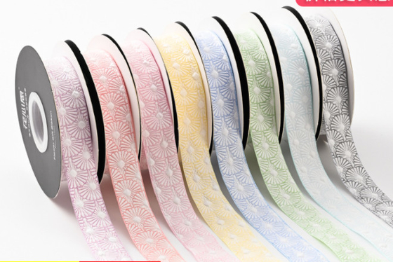 Goede prijs. Ribbon bouquet nieuw reliëf klein schelpstof speciaal bloemen lint bloemen verpakkingsmateriaal bloemen lint online