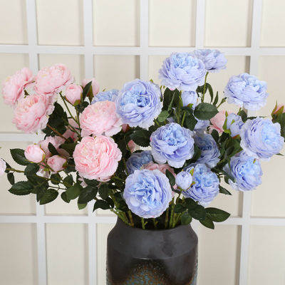 kopen De woonkamer van het hotel is versierd met bloemenarrangementen met kunstmatige pioenen online vervaardiging