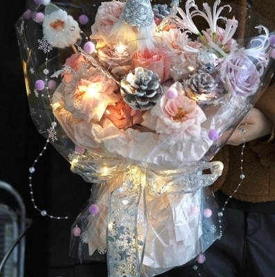 kopen Bloemenschaduw, kersthaarballen, dansende sneeuwvlokken, cellophane boeketten, bloemenverpakkingspapier, bloemenmaterialen, bloemenverpakkingspapier online manufacture