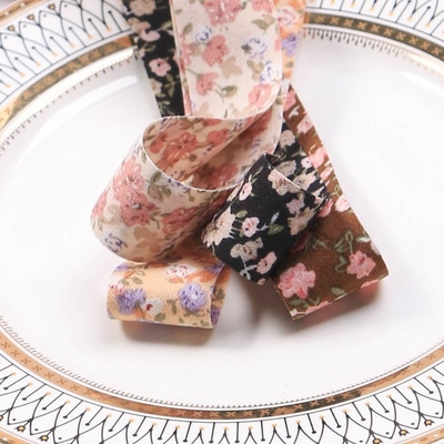 Goede prijs. Dubbelzijdig klein bloemig kortingsprijs lint DIY boog haar accessoires kleding accessoires cadeau doos verpakking accessoires lint online