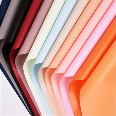 kopen Een populair papier van vaste kleur met een klein rond boeketverpakkingspapier, bloemenwinkel bloemenkunst, verse bloemenverpakkingen en bloemenverpakkingspapier online manufacture