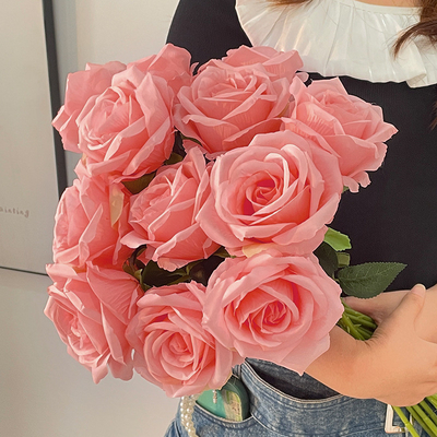 Goede prijs. Een enkele gebroken ijsblauwe roos met een realistische touch voor Valentijnsdag, met Ecuadoraanse rozen. online