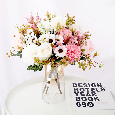 Goede prijs. Rozen, madeliefjes, kunstmatige bloembollen, hortensia's, kunstmatige handgemaakte boeketten, bruiloft kunstmatige bloemen, huishoudelijke bloemenarrangementen, decoratieve zijde bloemen online