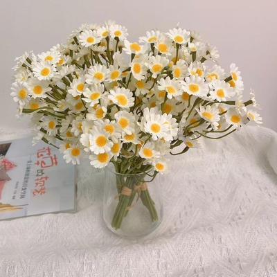 Goede prijs. Groothandel van de fabrikant van kunstbloemen van kamille, kleine madeliefjes, kunstbloemen, decoratie van de woonkamer, tafelbloemen en decoratieve boeketten online