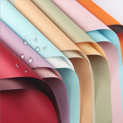 kopen Grensoverschrijdend waterdicht verdikt tweekleurig ouyapapier Bloemenverpakkingspapier voor cadeautjes en bloemenkunst Plasticmateriaal online manufacture