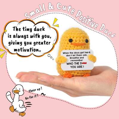 kopen Handgemaakte Crochet Eend Gevulde Dieren Speelgoed Inspirerend Verjaardagscadeau Voor Vrouwen College Afgestudeerden Positieve PP Katoen online vervaardiging