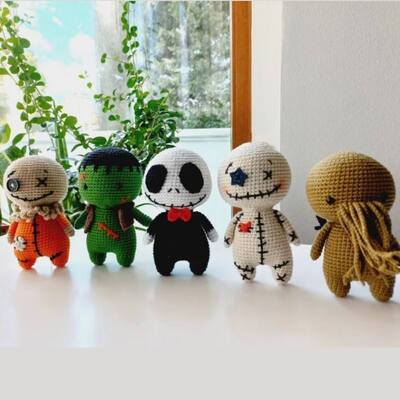 kopen Nieuwe aankomst 10 cm handgemaakt gehakkeld pluis speelgoed schattig mini halloween kerst gebreide poppen katoenen stof pp katoen voor feest online vervaardiging