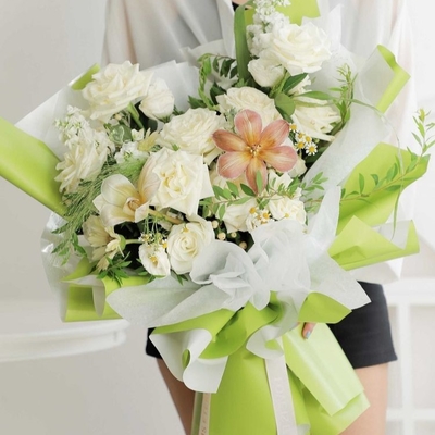 Goede prijs Aangepast Grootte Bloemen Verpakkend Document 58*58cm Plastic Film voor Bloemist Packing online