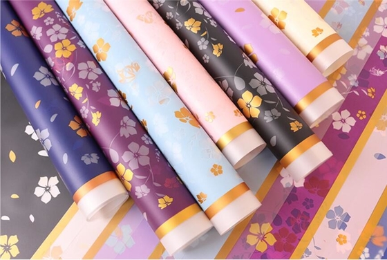 Goede prijs. Verpakking Papierverpakking gedrukte glanzende bloemen met een materiaal van een vaste kleur boven de rand online