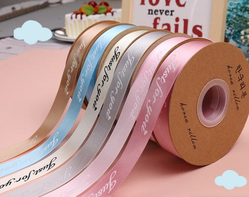 Goede prijs. Polyester lint bloemen cadeau doos kleding accessoires lint geprinte logo lint 50 meter/rol 2,5 cm online