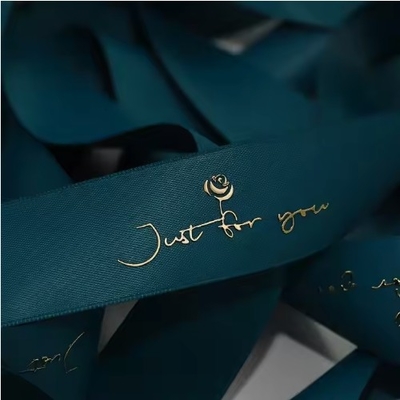 Goede prijs. Custom polyester lint spoel met 3D goud folie en geprinte logo online