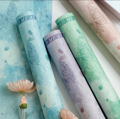 Goede prijs. Antistatisch bloemenwinkelverpakkingspapier met waterdicht en geïmbusseerd kunstroosbloesemontwerp online