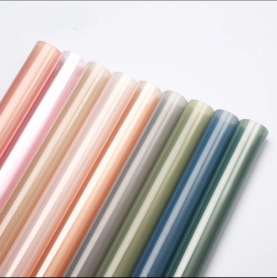 Goede prijs Hoge transparantie gekleurd glaspapier voor Kerstmis, waterdicht bloemenverpakkingspapier met coating online