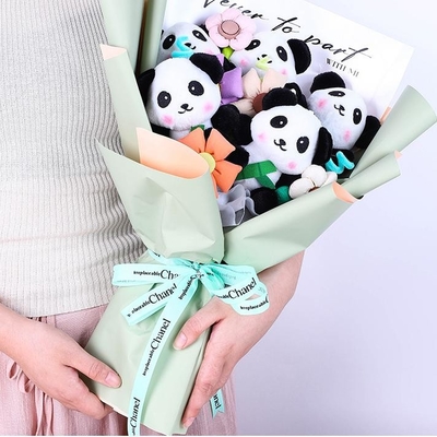 Goede prijs. Panda Plush Pop Afsluiting Boeket Afsluiting Seizoen Boeket Geschenk voor klasgenoten en vriendinnen Afgerond product van de Dag van de Kinderen Boeket online