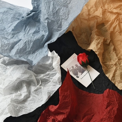 Goede prijs. Groothandel in bloemenboeketten, bloemenverpakkingspapier, handgewalst papier, gevouwen papier, gevouwen papier, bloemenkunst, bloemenwinkel, gevormd papier, binnenste voering en verpakkingspapier online