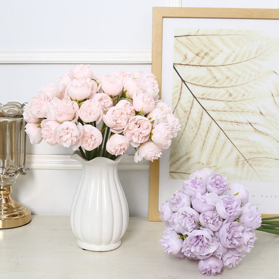 Goede prijs. Simulatie van het fotograferen van een rozenbruiloft voor accessoires en ornamenten online