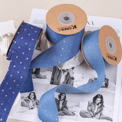 Goede prijs. Gelaste gouden en zilveren stippen, denimbanden, haar accessoires, handgemaakte materialen, cadeautjes, bloemenverpakkingen, schoenen, bloemen, grashoeden, bogen, lintjes online