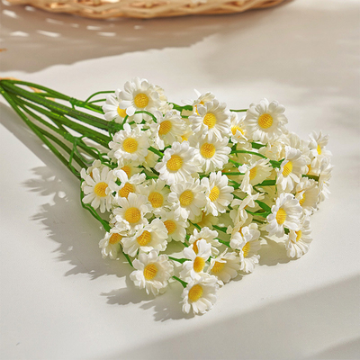 Goede prijs. Groothandel in kleine kunstbloemen van de Daisy, decoratie voor tafel in Europese stijl, kamilleboeketten, bloemenkunst en zijdebloemen online