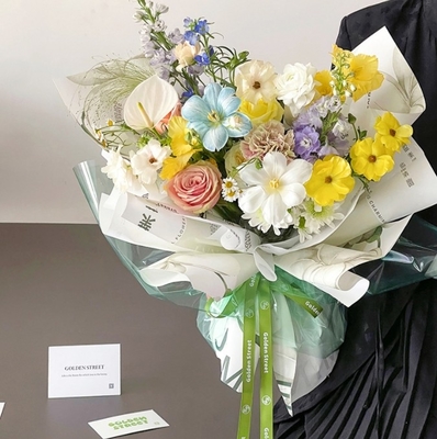 Goede prijs. Waterdichte gekleurde gele folie, verpakkingspapier voor bloemenkunst, halfdoorzichtig cellophane, kristalpapier, verpakkingsmateriaal voor bloemen, geglazuurd papier online