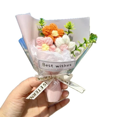 Goede prijs. Een mini pluche wol kunstbloemen boeket is klaar als cadeau voor je vriendin voor de Dag van de Kinderen op 1 juni Groothandel van producten online