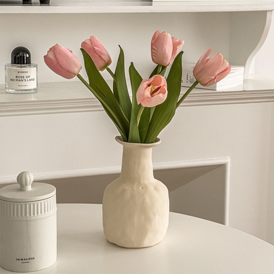 Goede prijs. kunstmatige bloemen in de stijl van de INS, tulpenarrangement, high-end kunstmatige bloemenornamenten met vazen, woonkamerarrangement van boeketten, woonkamer online