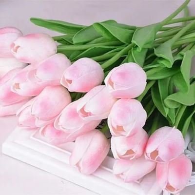 Goede prijs. In stock, we offer high-end tulip bouquets, PU artificial flower ornaments, tulip artificial flowers for home decoration, and silk flower imitations online
