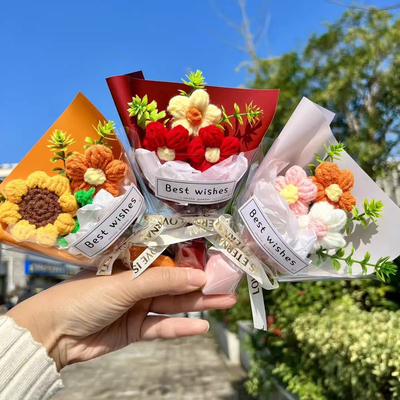 Goede prijs. Een mini pluche wol kunstbloemen boeket is klaar als cadeau voor je vriendin voor de Dag van de Kinderen op 1 juni Groothandel van producten online