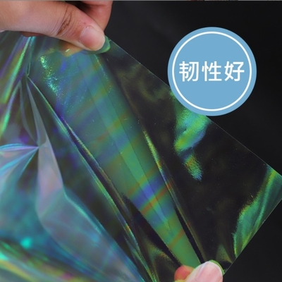 Goede prijs. Groothandel waterdichte regenboogfilm, transparant glaspapier, bloemenpapier, laserpapier, verpakkingspapier voor bloemenboeketten online