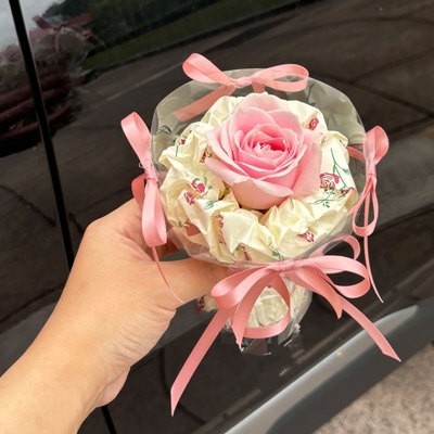 Goede prijs. Kleine boeketjes van kunstbloemen, zeepbloemen, eindproducten, verrassende romantiek, vakmanschap, winkel, groothandel en detailhandel. online