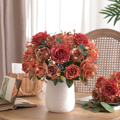 Goede prijs. Creatieve boeketten van kunstbloemen zoals hibiscus en roos, natuurlijke decoratie voor eet- en salontafels en bloemenarrangementen online