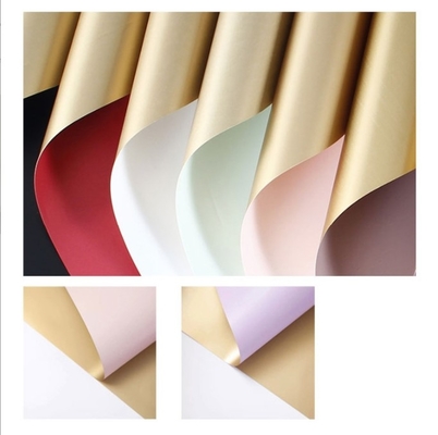 Goede prijs. Waterdicht goudkleurig papier plastic bloemenverpakkingspapier tweekleurige folie voor Valentijnsdag boeket cadeauverpakkingsmaterialen online