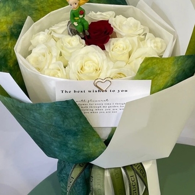 Goede prijs. Bloemenboeket in inkwaspapier, decoratief wikkingspapier voor de kleine prins, platte stenen verpakkingen, verse bloemen, handgemaakte bloemenwinkelmaterialen online