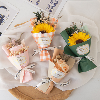 Goede prijs. Creatieve souvenirboeketten van rozen, zonnebloemen, zeepbloemen voor vrienden, verjaardagscadeautjes online