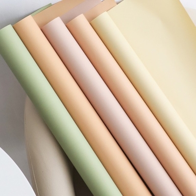 Goede prijs. Eerste liefde papierrol bloemenboeket wikkelpapier, waterdicht bloemenkunst wikkelpapier, enkelkleurig papier bloemenwinkel verpakkingsmateriaal online