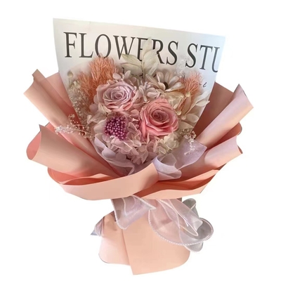 Goede prijs. Valentijnsdag, een boeket van bewaarde rozen en ijsblauwe ijsbloemen voor je vriendin en beste vriend als feestdagcadeau en decoratief item online