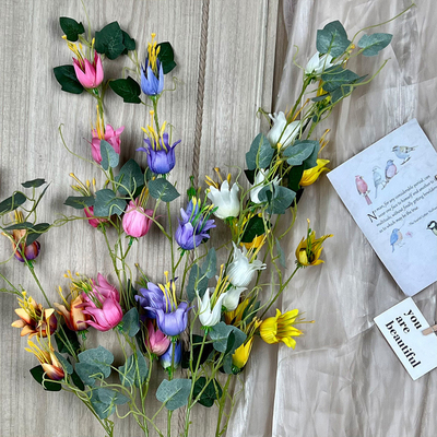 Goede prijs. Simulatie van paleislantaarns, lelies, kunstmatige valse zijdebloemen, hoogwaardige bruiloftsbloemen, decoratievoorwerpen voor woonkamers online