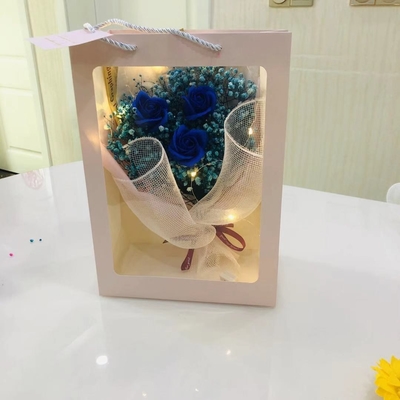 Goede prijs. De fabrikant verkoopt in groothandel handtassen, bloemenboeketten met babyadem, gedroogde bloemenboeketten, cadeautjes voor Moedersdag en boeketten voor leraren voor de Dag van de leraar. online