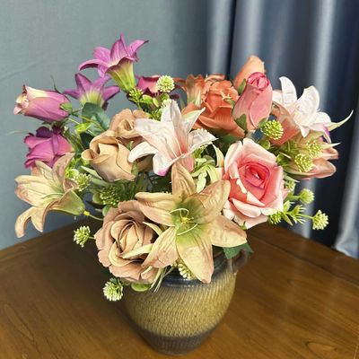 Goede prijs. Gesimuleerde bloemen Europese roos lelie combinatie boeket bruiloft huisdecoratie decoratie grensoverschrijdende nep bloem ornament online