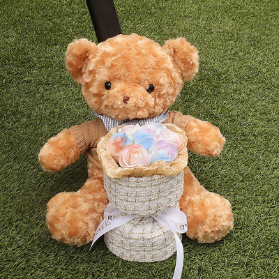 Goede prijs. Een teddybeer popjes boeket, een verjaardagscadeau voor het afstuderen op het Qixi Festival, een meisje geeft haar beste vriend en vriendin een teddybeer knuffel en een zeep boeket online